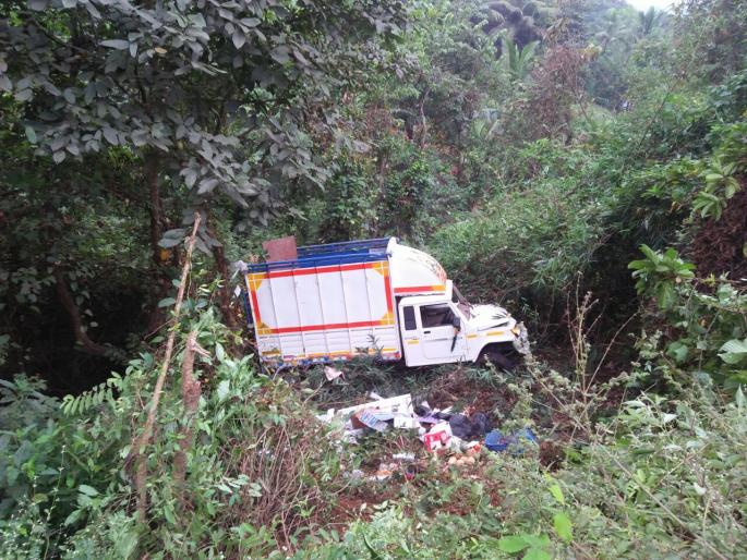 Four injured in accident in Tempo valley collapse in Sangameshwar | संगमेश्वरात टेम्पो दरीत कोसळून अपघात, चारजण जखमी Four injured in accident in Tempo valley collapse in Sangameshwar | संगमेश्वरात टेम्पो दरीत कोसळून अपघात, चारजण जखमी