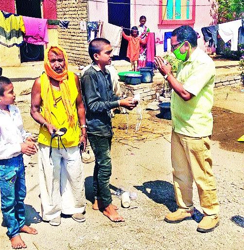 At Dhanore, I used masks and soaps for selfies | धानोरे येथे स्वखर्चाने वाटले मास्क अन् साबण At Dhanore, I used masks and soaps for selfies | धानोरे येथे स्वखर्चाने वाटले मास्क अन् साबण