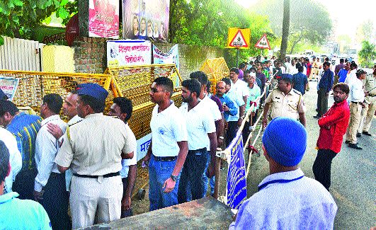 The meeting was held in tight spaces | कडेकोट बंदोबस्तात पार पडली सभा The meeting was held in tight spaces | कडेकोट बंदोबस्तात पार पडली सभा