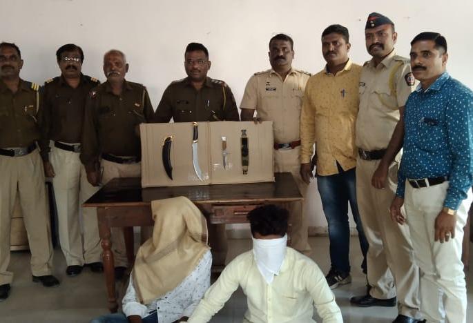 Two youths arrested for spreading terror | दहशत पसरविणाऱ्या दोघा युवकांना अटक