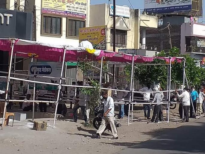 Drunk lovers throng in front of shops to buy liquor, long queues from early morning: Physical distance strike | दारू खरेदीसाठी दुकानांसमोर मद्यप्रेमींची झुंबड, पहाटेपासून लांबच लांब रांगा: फिजिकल डिस्टन्सिगला हरताळ