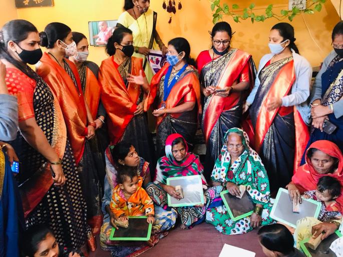 Signature taught to older women by literacy | वयोवृद्ध महिलांना अक्षरओळख करून शिकविली सही Signature taught to older women by literacy | वयोवृद्ध महिलांना अक्षरओळख करून शिकविली सही