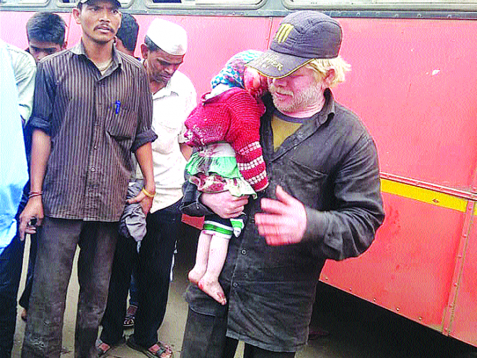 Lechi's body washed and father was numb! | लेकीचा निष्प्राण देह घेऊन पिता झाला सुन्न ! Lechi's body washed and father was numb! | लेकीचा निष्प्राण देह घेऊन पिता झाला सुन्न !