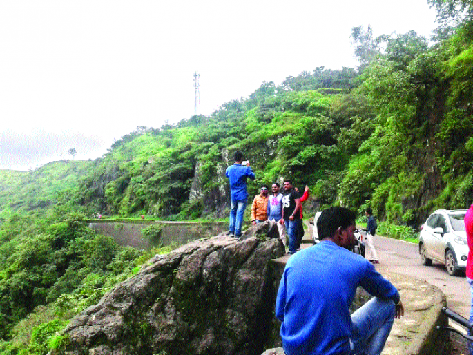 Risks ... but to remove selfies! | धोका पत्करू... पण सेल्फी काढूच ! Risks ... but to remove selfies! | धोका पत्करू... पण सेल्फी काढूच !
