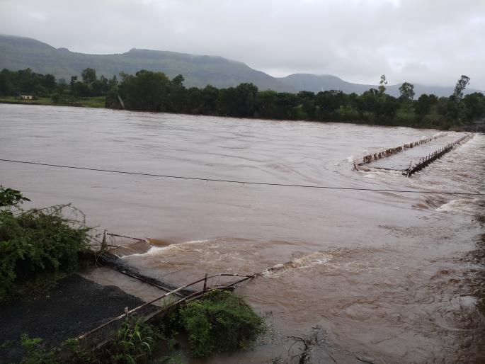 The old copper pool is again underwater | जोरदार पावसाने तांबवेतील जुना पूल पुन्हा पाण्याखाली The old copper pool is again underwater | जोरदार पावसाने तांबवेतील जुना पूल पुन्हा पाण्याखाली