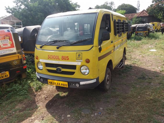 Operation of Solapur on 18 school buses | वाहतुकीचे नियम मोडणाºया १८ स्कूल बसवर सोलापूरात कारवाई Operation of Solapur on 18 school buses | वाहतुकीचे नियम मोडणाºया १८ स्कूल बसवर सोलापूरात कारवाई