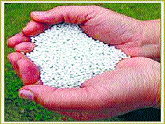 Fertilizer supply to 34 thousand farmers' dams | ३४ हजार शेतकऱ्यांच्या बांधावर खत पुरवठा Fertilizer supply to 34 thousand farmers' dams | ३४ हजार शेतकऱ्यांच्या बांधावर खत पुरवठा