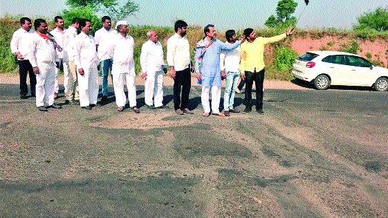 Selfie along with potholes on the Nashik-Kalvan road | नाशिक-कळवण रस्त्यावरील खड्ड्यांसमवेत सेल्फी  Selfie along with potholes on the Nashik-Kalvan road | नाशिक-कळवण रस्त्यावरील खड्ड्यांसमवेत सेल्फी