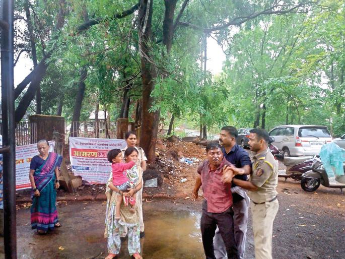 Sindhudurg: Sawant family's attempt for self-realization, incidents in front of District Collectorate | सिंधुदुर्ग : सावंत कुटुंबीयांचा आत्मदहनाचा प्रयत्न, जिल्हाधिकारी कार्यालयासमोरील घटना Sindhudurg: Sawant family's attempt for self-realization, incidents in front of District Collectorate | सिंधुदुर्ग : सावंत कुटुंबीयांचा आत्मदहनाचा प्रयत्न, जिल्हाधिकारी कार्यालयासमोरील घटना