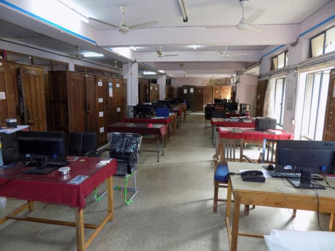 Due to the various pending demands of the employees of the goods and services department, collective leave agitation, GST office dew | सिंधुदुर्ग : वस्तू व सेवा कर विभागाच्या अधिकारी कर्मचाऱ्यांच्या विविध प्रलंबित मागण्या, सामूहिक रजा आंदोलनामुळे जीएसटी कार्यालय ओस Due to the various pending demands of the employees of the goods and services department, collective leave agitation, GST office dew | सिंधुदुर्ग : वस्तू व सेवा कर विभागाच्या अधिकारी कर्मचाऱ्यांच्या विविध प्रलंबित मागण्या, सामूहिक रजा आंदोलनामुळे जीएसटी कार्यालय ओस