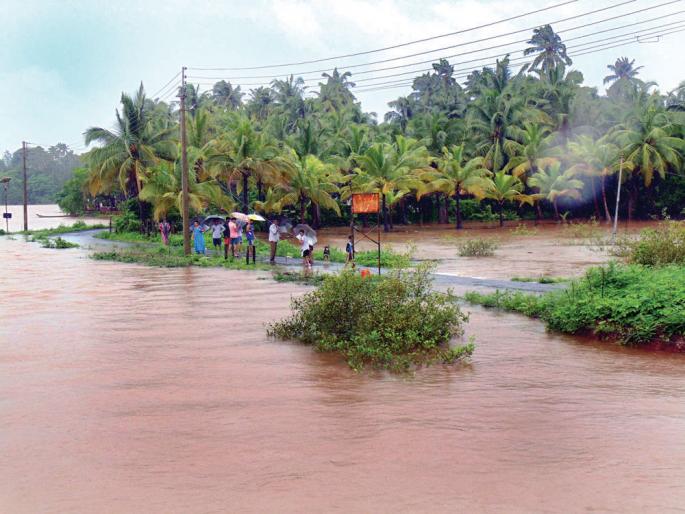 The downward spiral to the floor increased the risk | तळाशिलला उधाणाचा तडाखा, धोका वाढला The downward spiral to the floor increased the risk | तळाशिलला उधाणाचा तडाखा, धोका वाढला