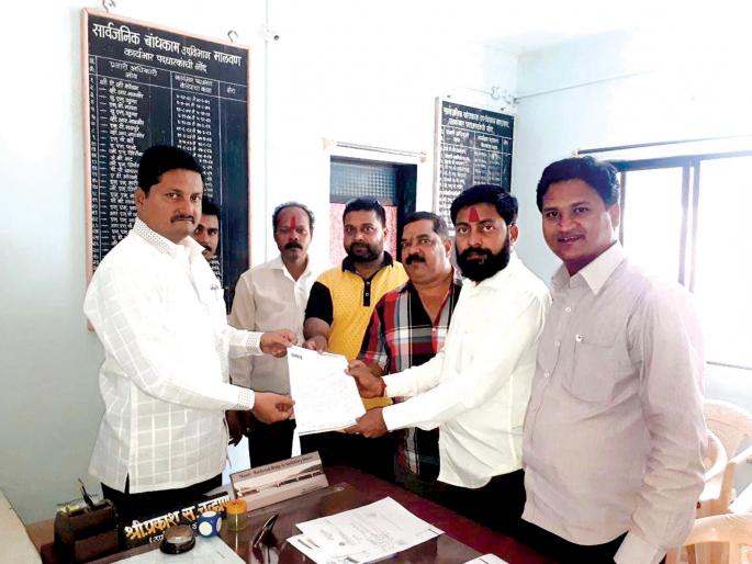 Sindhudurg: MNS aggressor in the case of Jormi road, ... otherwise the road sign: Construction officials asked | सिंधुदुर्ग : जरीमरी रस्ताप्रकरणी मनसे आक्रमक,...अन्यथा रास्तारोकोचा इशारा : बांधकामच्या अधिकाऱ्यांना विचारला जाब Sindhudurg: MNS aggressor in the case of Jormi road, ... otherwise the road sign: Construction officials asked | सिंधुदुर्ग : जरीमरी रस्ताप्रकरणी मनसे आक्रमक,...अन्यथा रास्तारोकोचा इशारा : बांधकामच्या अधिकाऱ्यांना विचारला जाब