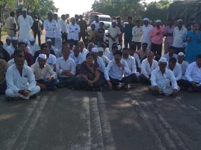 Stop the road to demand compensation | नुकसान भरपाईच्या मागणीसाठी रास्ता रोको Stop the road to demand compensation | नुकसान भरपाईच्या मागणीसाठी रास्ता रोको
