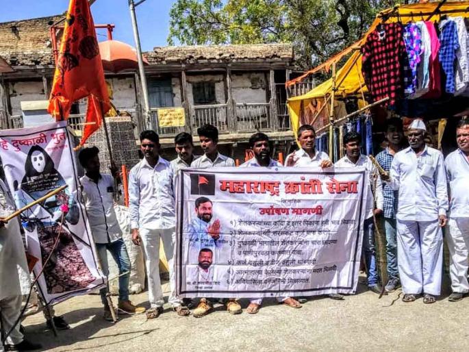 Chawk movement for fodder camp at Wavi | वावी येथे चारा-छावणीसाठी चाबुक आंदोलन Chawk movement for fodder camp at Wavi | वावी येथे चारा-छावणीसाठी चाबुक आंदोलन