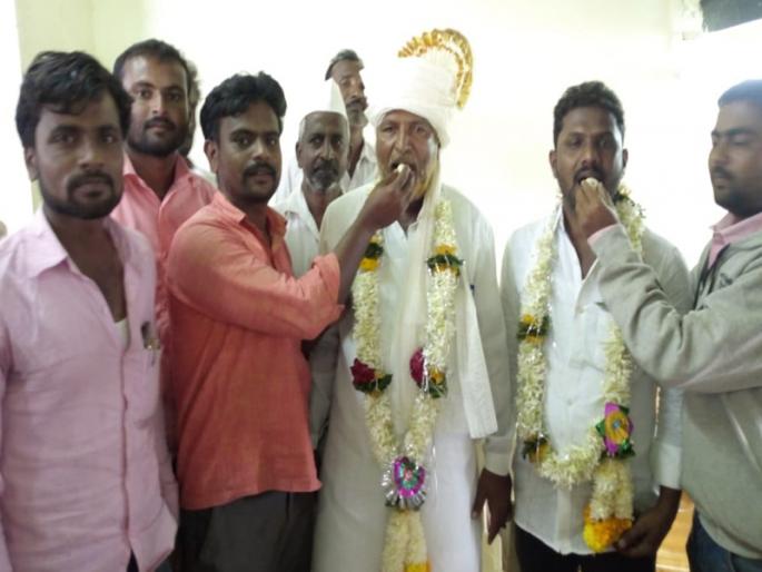 After the onion was sold for Rs. | तब्बल २० हजार रुपयानं कांदा विकला जाताच भारावलेल्या शेतकºयानं केला अडत्याचा सत्कार After the onion was sold for Rs. | तब्बल २० हजार रुपयानं कांदा विकला जाताच भारावलेल्या शेतकºयानं केला अडत्याचा सत्कार