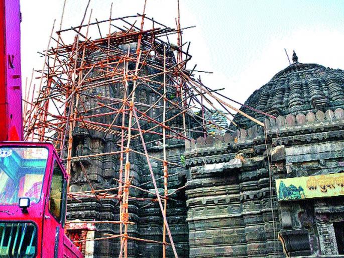 Theft: The crane with the crane stole the batteries; On the second day, the work jumped the 'Sundar Narayan', but ... | चोरट्यांचे विघ्न : क्रेनसह ट्रकच्या बॅटऱ्या चोरीला; दुसºयाच दिवशी काम ठप्प ‘सुंदर नारायण’चा कळस उतरविला, पण... Theft: The crane with the crane stole the batteries; On the second day, the work jumped the 'Sundar Narayan', but ... | चोरट्यांचे विघ्न : क्रेनसह ट्रकच्या बॅटऱ्या चोरीला; दुसºयाच दिवशी काम ठप्प ‘सुंदर नारायण’चा कळस उतरविला, पण...