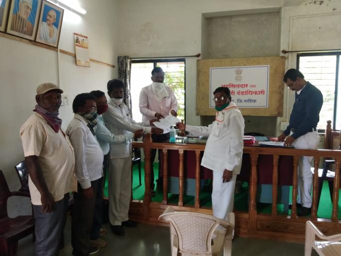 Tribal people fear corona from government babus | आदिवासी जनतेला सरकारी बाबूंकडूनच कोरोनाची भीती Tribal people fear corona from government babus | आदिवासी जनतेला सरकारी बाबूंकडूनच कोरोनाची भीती