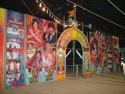 Beating artistes; Felony offense lodged | तमाशा कलावंतांना मारहाण; विनयभंगाचा गुन्हा दाखल