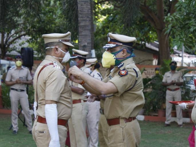 Awarded Director General's Order of Merit to 17 policemen of Thane Commissionerate for quality service | ठाणे आयुक्तालयातील १७ पोलिसांना गुणवत्तापूर्ण सेवेबद्दल महासंचालकांचे सन्मानचिन्ह प्रदान Awarded Director General's Order of Merit to 17 policemen of Thane Commissionerate for quality service | ठाणे आयुक्तालयातील १७ पोलिसांना गुणवत्तापूर्ण सेवेबद्दल महासंचालकांचे सन्मानचिन्ह प्रदान