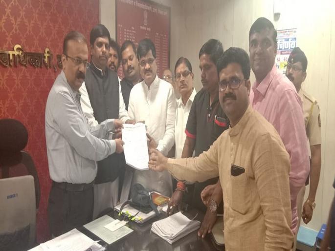 Gaavthan, the Collector of Koliwada, got the district collector to fix the demarcation | सिमांकन निश्चित करण्यासाठी गावठाण, कोळीवाड्यातील रहिवाशांची जिल्हाधिकाऱ्यांकडे धाव Gaavthan, the Collector of Koliwada, got the district collector to fix the demarcation | सिमांकन निश्चित करण्यासाठी गावठाण, कोळीवाड्यातील रहिवाशांची जिल्हाधिकाऱ्यांकडे धाव