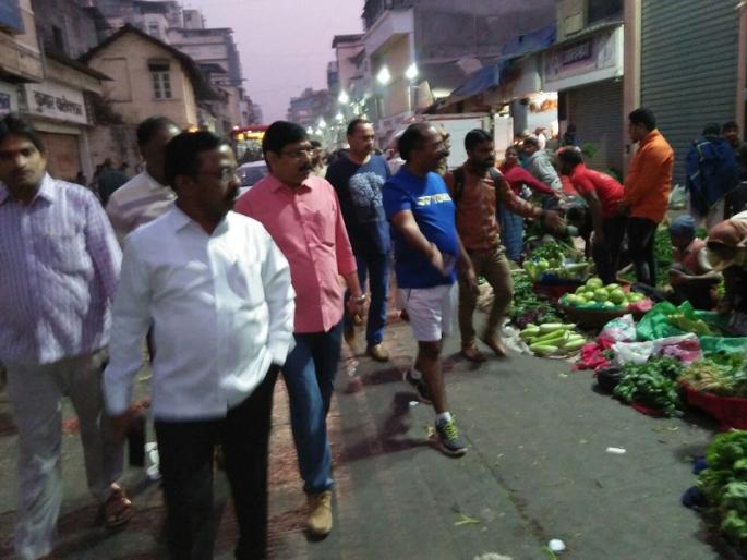 Thane station hinders Timetty of vegetable vendors and ferries in the market | ठाणे स्टेशन बाजारपेठेतील भाजी विक्रेते आणि फेरीवाल्यांचा टिएमटीला अडथळा Thane station hinders Timetty of vegetable vendors and ferries in the market | ठाणे स्टेशन बाजारपेठेतील भाजी विक्रेते आणि फेरीवाल्यांचा टिएमटीला अडथळा