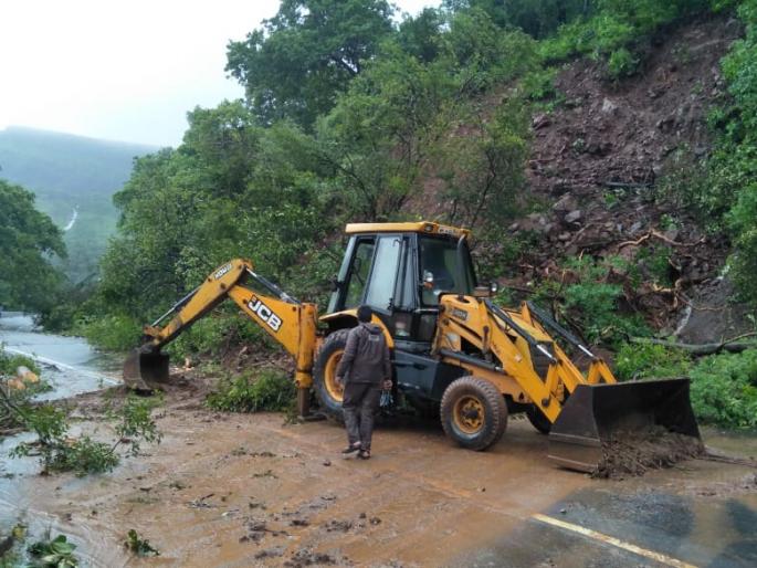 Protectors were also flooded with landslides in the Malashej Ghat; Attempts to restore highway traffic | माळशेज घाटात भूस्खलनसह संरक्षक भींत पडली; महामार्गावरील वाहतूक पूर्वपदावर आणण्याचे प्रयत्न