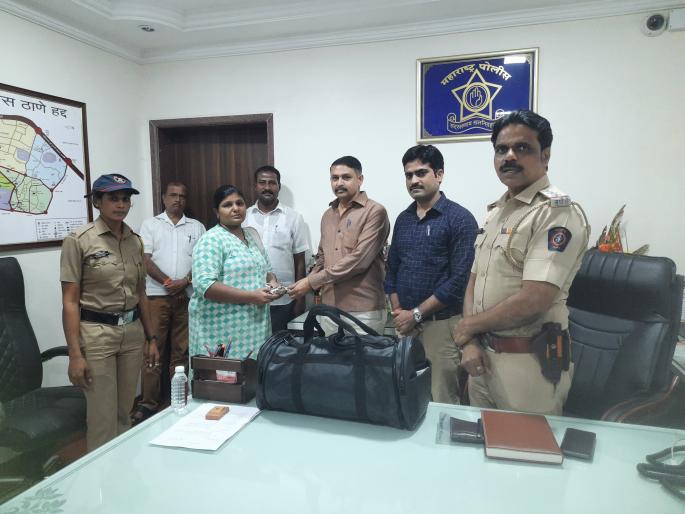 The forgotten bag in the rickshaw was handed over to the grandparents in 24 hours | रिक्षात विसरलेली बॅग २४ तासात आजीबार्इंना केली सुपूर्द