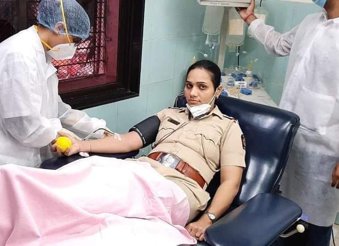 Coronavirus News: Female police sub-inspector donates plasma to save coronavirus | Coronavirus News: महिला पोलीस उपनिरीक्षकाने प्लाझ्मा दान केल्याने कोरोनाबाधित वृद्धेला जीवदान