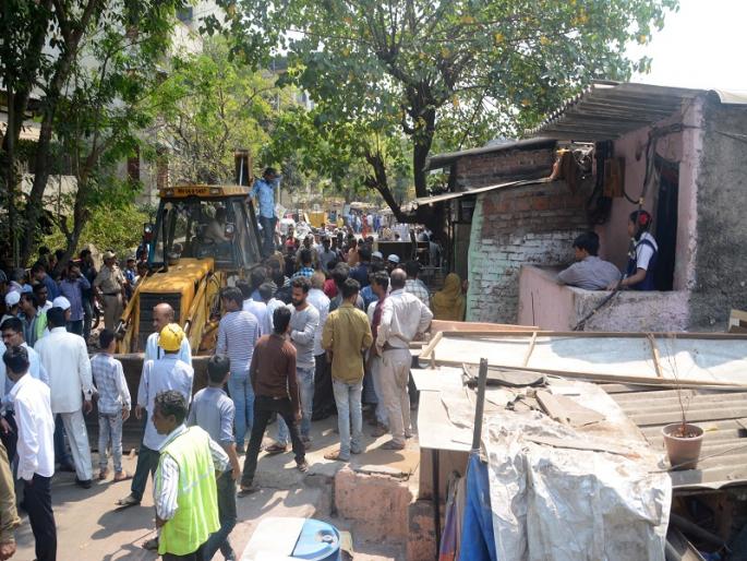 Hathoda laid on 35 construction works under Thane Municipal Road Widening | ठाणे महापालिकेच्या रस्ता रुंदीकरणाअंतर्गत हाजुरीतील ३५ बांधकामावर टाकला हातोडा Hathoda laid on 35 construction works under Thane Municipal Road Widening | ठाणे महापालिकेच्या रस्ता रुंदीकरणाअंतर्गत हाजुरीतील ३५ बांधकामावर टाकला हातोडा