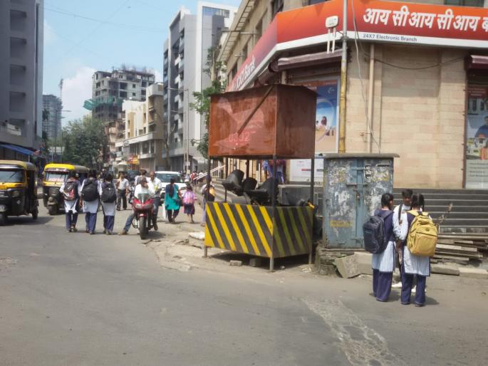 Obstacles in traffic police checkpoints on obstructed roads | वाहतुकीस अडथळा ठरणाऱ्या रस्त्यांवरील वाहतूक पोलीस चौक्यांमध्ये अडगळीचे सामान Obstacles in traffic police checkpoints on obstructed roads | वाहतुकीस अडथळा ठरणाऱ्या रस्त्यांवरील वाहतूक पोलीस चौक्यांमध्ये अडगळीचे सामान