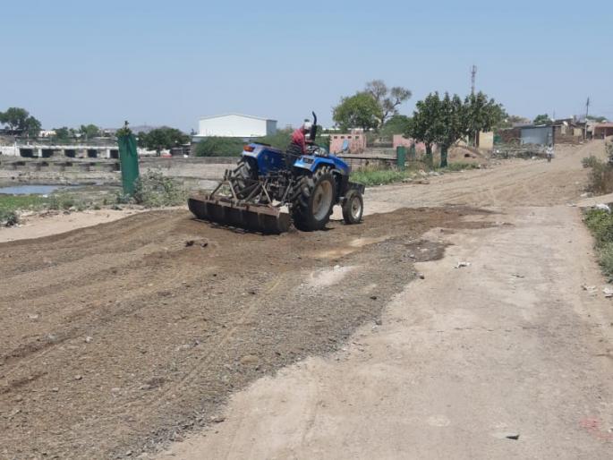 A pimple thrown on the street out of social commitment | सामाजिक बांधिलकीतून रस्त्यावर टाकला मुरूम