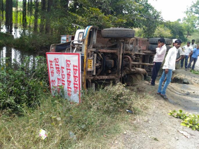 Dhamper floods, Waduz-Katarkhatav road: demand of villagers for new bridge | खड्डे मुजविण्याचे काम सुरू असतानाच डंपर ओढ्यात, वडूज-कातरखटाव रस्ता : नवीन पुलाची ग्रामस्थांची मागणी