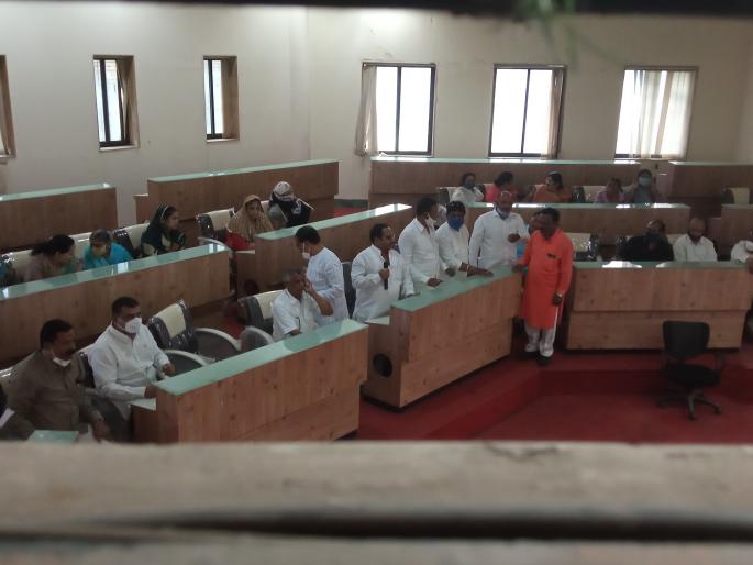 BJP withdrew before proposing no-confidence motion | अविश्वास ठराव मांडण्यापूर्वीच भाजपने घेतली माघार