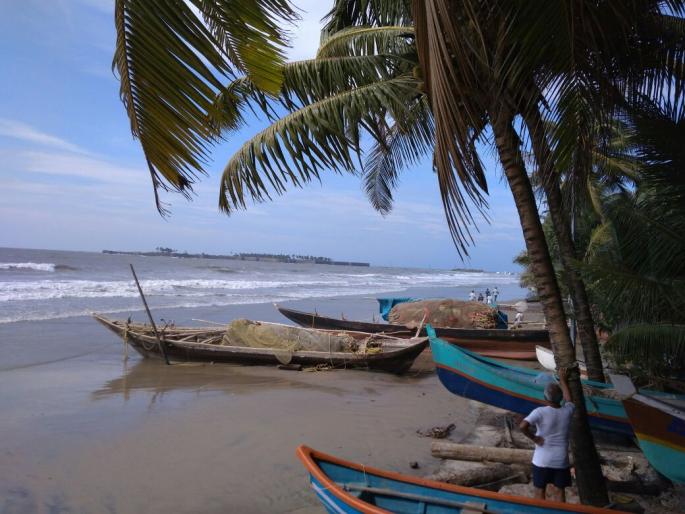 Due to the tropical cyclone, the beginning of the rain in Sindhudurg district, the expanse of the sea | ओखी चक्रीवादळामुळे सिंधुदुर्ग जिल्ह्यात पावसाची सुरुवात, समुद्राला उधाण Due to the tropical cyclone, the beginning of the rain in Sindhudurg district, the expanse of the sea | ओखी चक्रीवादळामुळे सिंधुदुर्ग जिल्ह्यात पावसाची सुरुवात, समुद्राला उधाण