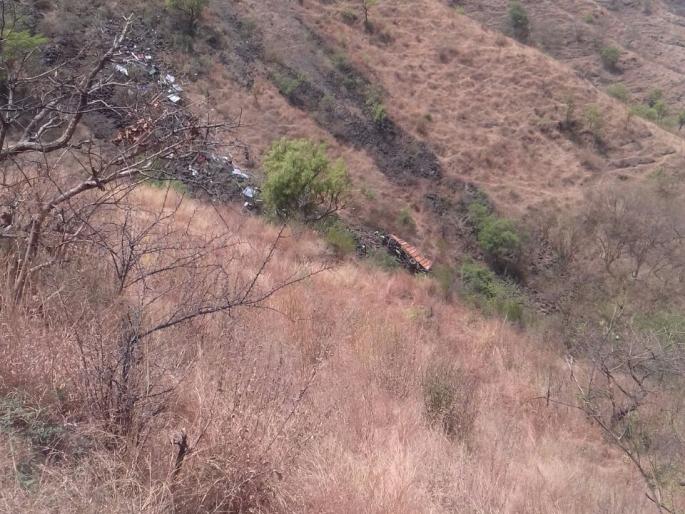Satara: Tempo collapsed in a depth of 600 feet, accidents in the spreading trough: one killed; Both injured | सातारा : सहाशे फूट खोल दरीत कोसळला टेम्पो, पसरणी घाटात अपघात : एक ठार; दोघे जखमी Satara: Tempo collapsed in a depth of 600 feet, accidents in the spreading trough: one killed; Both injured | सातारा : सहाशे फूट खोल दरीत कोसळला टेम्पो, पसरणी घाटात अपघात : एक ठार; दोघे जखमी