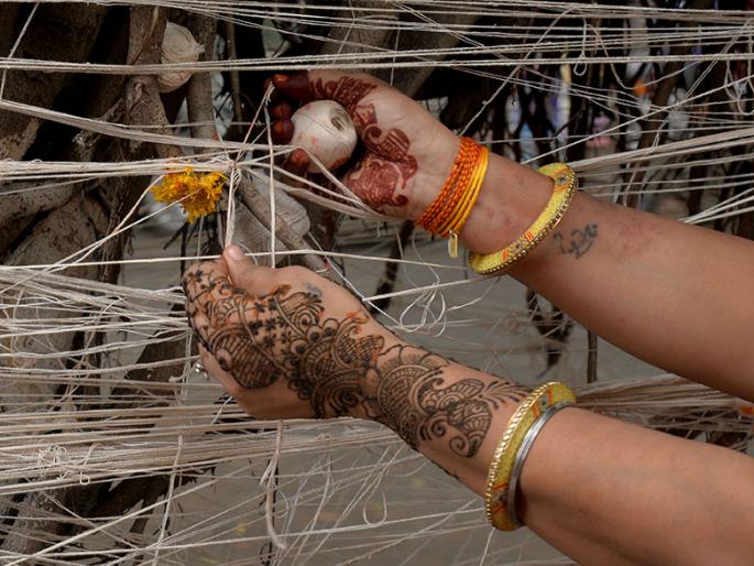 Vatpoornima was celebrated by women following physical distinctions | फिजिकल डिस्टंसिंगचे पालन करीत महिलांनी साजरी केली वटपौर्णिमा Vatpoornima was celebrated by women following physical distinctions | फिजिकल डिस्टंसिंगचे पालन करीत महिलांनी साजरी केली वटपौर्णिमा