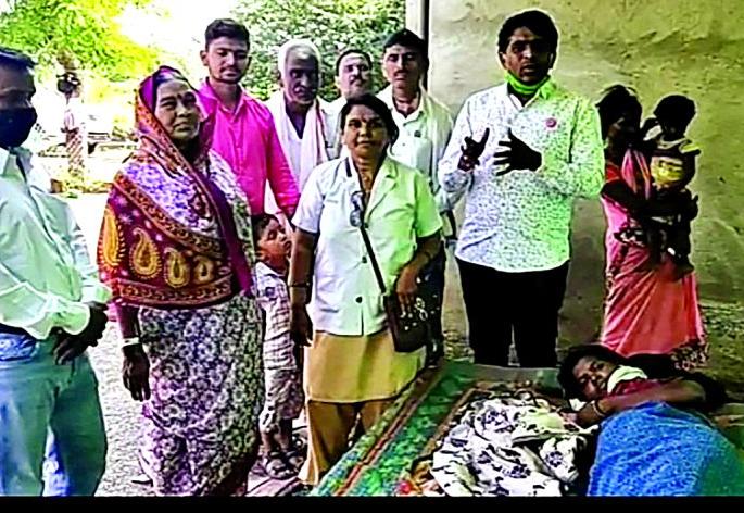 The girl was born while Harvesting soybeans! | सोयाबीन सोंगतानाच दिला कन्येला जन्म! The girl was born while Harvesting soybeans! | सोयाबीन सोंगतानाच दिला कन्येला जन्म!