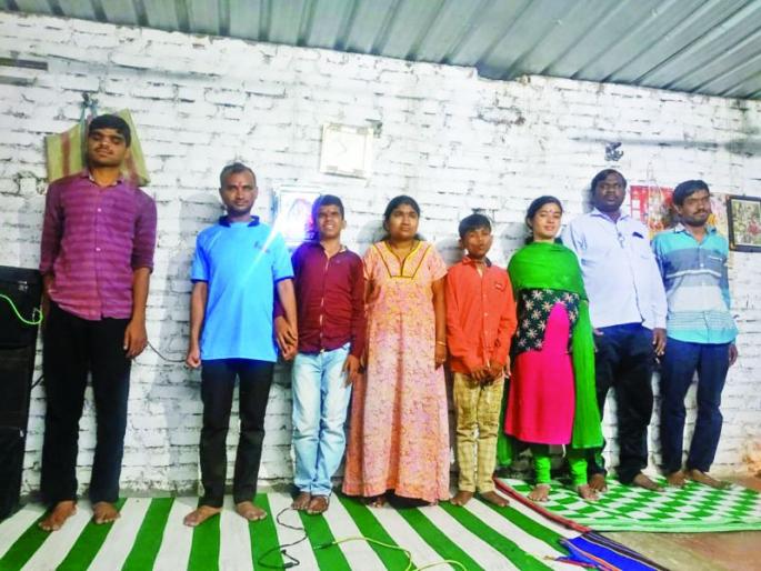 What do orphans and destitute people eat | अनाथ, निराधारांनी काय खायचे? कोरोनामुळे दातृत्वाचा झरा आटतोय What do orphans and destitute people eat | अनाथ, निराधारांनी काय खायचे? कोरोनामुळे दातृत्वाचा झरा आटतोय