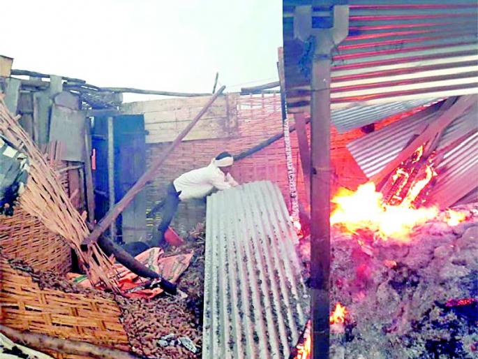 Strike with lathicharge with Phedgaon | पढेगावसह चिकणीला वादळाचा तडाखा Strike with lathicharge with Phedgaon | पढेगावसह चिकणीला वादळाचा तडाखा