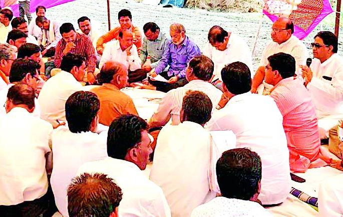 MPs' interaction with farmers | खासदारांचा शेतकऱ्यांशी संवाद MPs' interaction with farmers | खासदारांचा शेतकऱ्यांशी संवाद