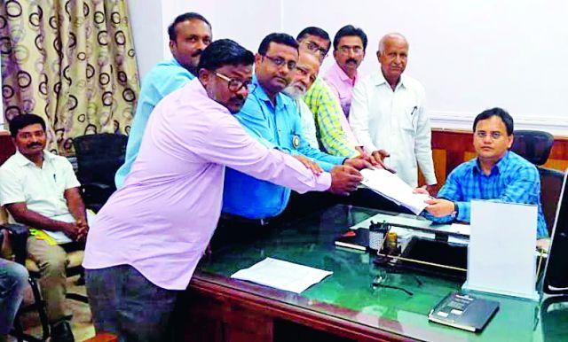 Farmers' commissioners can be bought for compensation | मोबदल्यासाठी शेतकऱ्यांचे आयुक्तांना साकडे