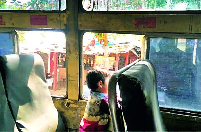 The transport corporation's red rush dilemma | परिवहन महामंडळाच्या लालपरीची दुरवस्था