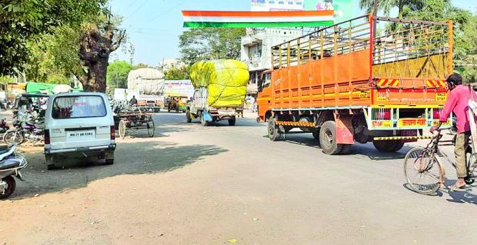 Arvikar suffers from transportation problems | वाहतुकीच्या समस्येने आर्वीकर त्रस्त Arvikar suffers from transportation problems | वाहतुकीच्या समस्येने आर्वीकर त्रस्त