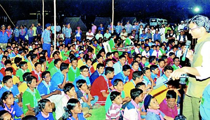 District collector's dialogue at the Sky Guides Meet | स्काऊट गाईड मेळाव्यात जिल्हाधिकाऱ्यांंचा संवाद District collector's dialogue at the Sky Guides Meet | स्काऊट गाईड मेळाव्यात जिल्हाधिकाऱ्यांंचा संवाद