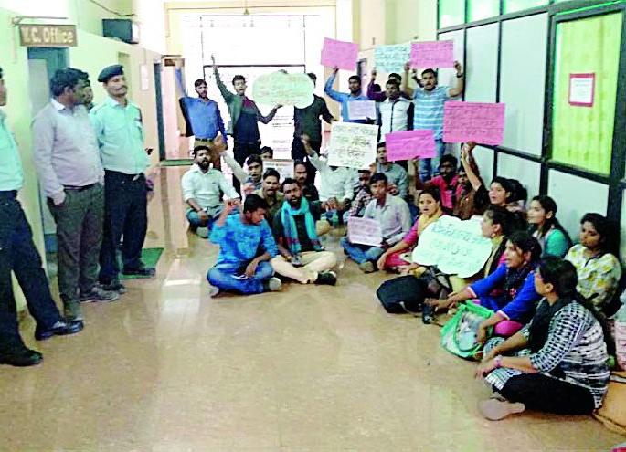 Vocational teachers in Hindi University | हिंदी विद्यापीठात भावी शिक्षकांचा एल्गार Vocational teachers in Hindi University | हिंदी विद्यापीठात भावी शिक्षकांचा एल्गार