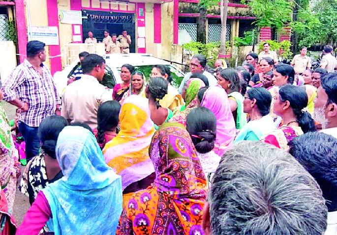 P.S. Workers hit women | पं.स. कार्यालयावर महिलांची धडक