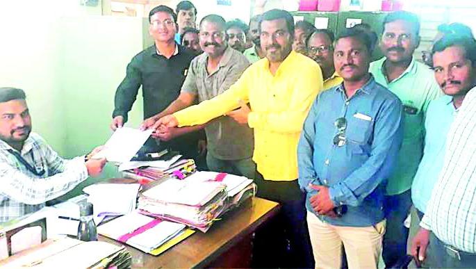 Stop overload traffic from secondary minerals | गौण खनिजाची ओव्हरलोड वाहतूक थांबवा Stop overload traffic from secondary minerals | गौण खनिजाची ओव्हरलोड वाहतूक थांबवा