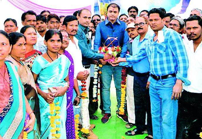 Try to solve the problem of construction workers- Bhoyar | बांधकाम कामगारांच्या समस्या सोडविण्यासाठी प्रयत्न करू- भोयर  Try to solve the problem of construction workers- Bhoyar | बांधकाम कामगारांच्या समस्या सोडविण्यासाठी प्रयत्न करू- भोयर