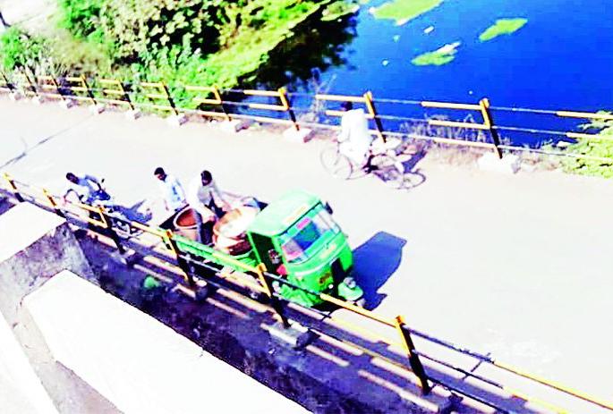Water pollution in the Bore river due to the discharge of stale food | शिळ्या अन्नविसर्जनामुळे बोर नदीपात्रात जलप्रदूषण Water pollution in the Bore river due to the discharge of stale food | शिळ्या अन्नविसर्जनामुळे बोर नदीपात्रात जलप्रदूषण