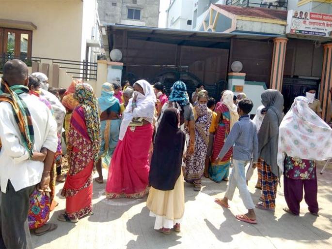 Birthday cerebration from BJP MLA in Wardha district; rules failed | वर्धा जिल्ह्यात भाजप आमदाराकडून वाढदिवशी धान्यवाटप; गुन्हा दाखल Birthday cerebration from BJP MLA in Wardha district; rules failed | वर्धा जिल्ह्यात भाजप आमदाराकडून वाढदिवशी धान्यवाटप; गुन्हा दाखल